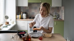 o tej godzinie powinieneś pić kawę. naukowcy ustalili konkretną godzinę