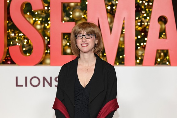 Autorka megahit romana "Kućna pomoćnica" OTKRILA PRAVI IDENTITET: U javnosti je nosila periku i naočare, a sada je priznala kako se zove i čime se bavi