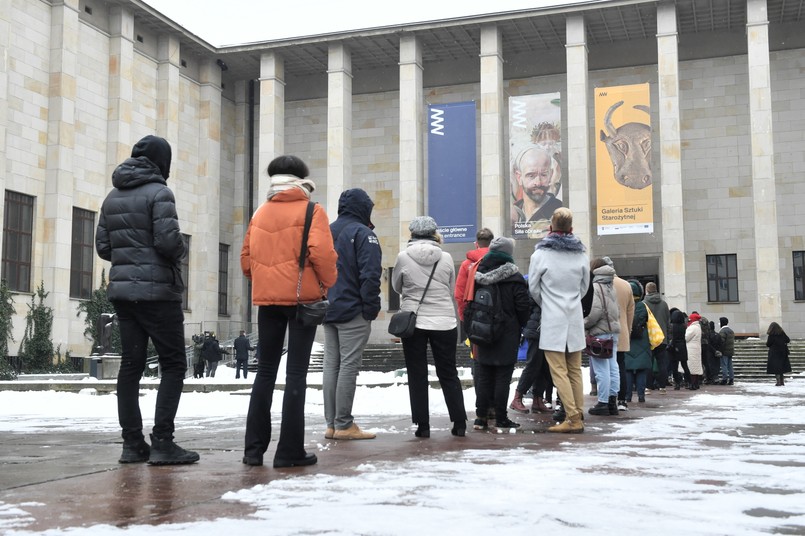 Kolejka przed wejściem do muzeum