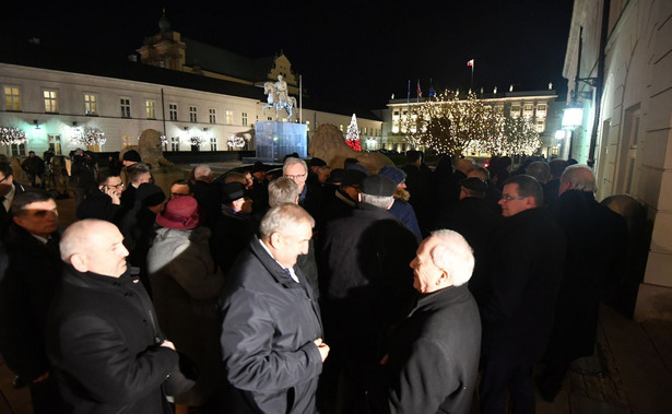 Politycy klubu parlamentarnego Prawa i Sprawiedliwości przed Pałacem Prezydenckim