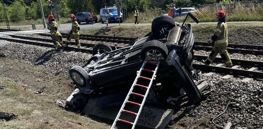 Koszmar w Blachowni. Auto wjechało pod pociąg. Później wydarzenia przybrały jeszcze bardziej przerażający obrót