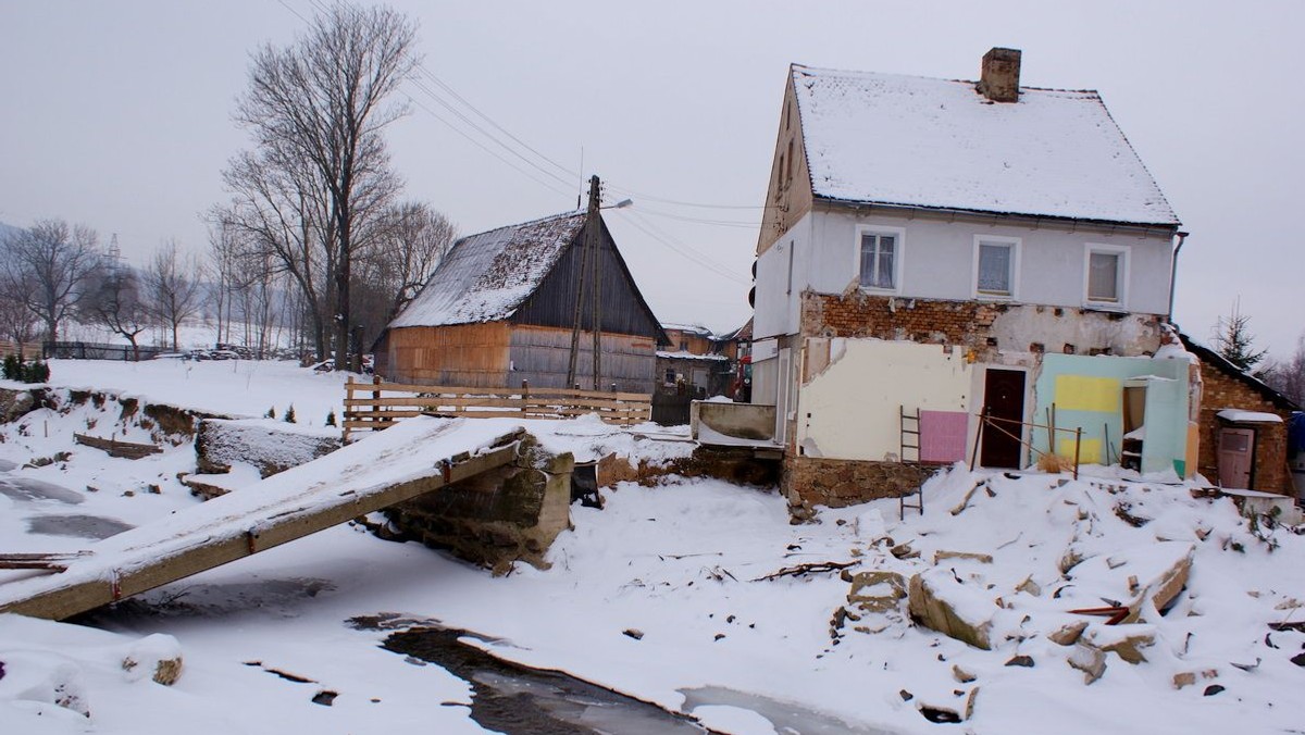 Cztery miesiące temu Bogatynia popłynęła. Popłynęły drogi, mosty, domy i łzy. Ale popłynęła też pomoc. Sprawdziliśmy, jak dzielone są dary i jak żyją ludzie, którzy w jednej chwili stracili dorobki swojego życia i plany na przyszłość.