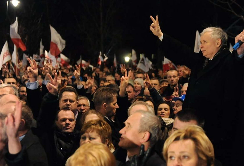 Manifestacja PiS. To tłumy, czy garstka? Była czerwień dla...