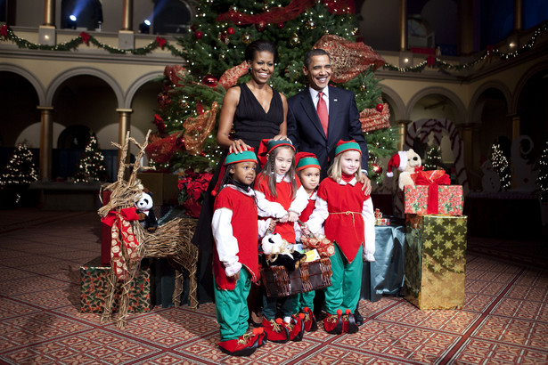 Barack Obama z żoną Michelle oraz dziećmi przebranymi ze elfy podczas tradycyjnego, świątecznego koncertu