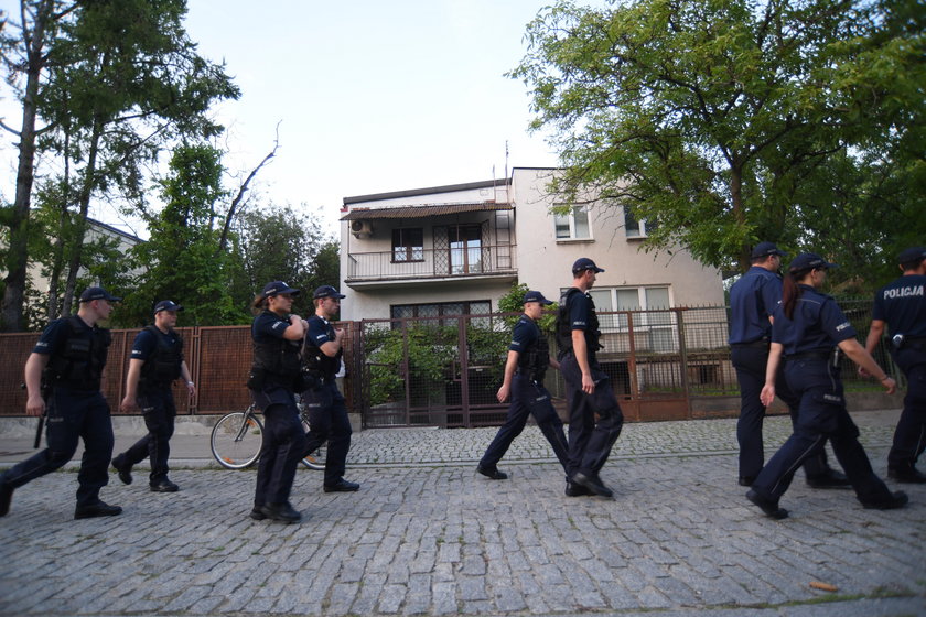 Służby nagrywają protestujących ludzi pod domem Kaczyńskiego. Oto dowód!