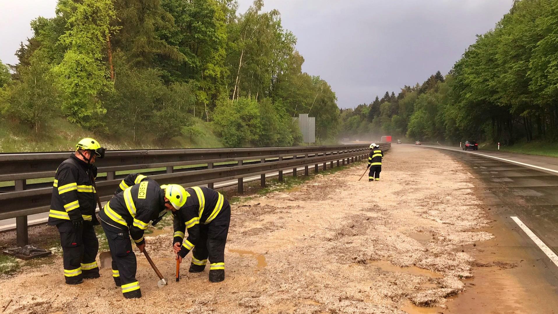 Následky intenzívneho dažďa na diaľnici D1 v Česku, 6. mája 2024