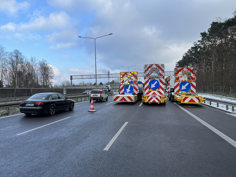 Transport gigantycznej maszyny czeka przed wjazdem do Warszawy na drodze ekspresowej S8 w pobliżu węzła Janki