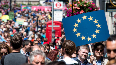 Brytyjscy brexitowcy wściekli. Tłum machał flagami UE w Royal Albert Hall w Londynie