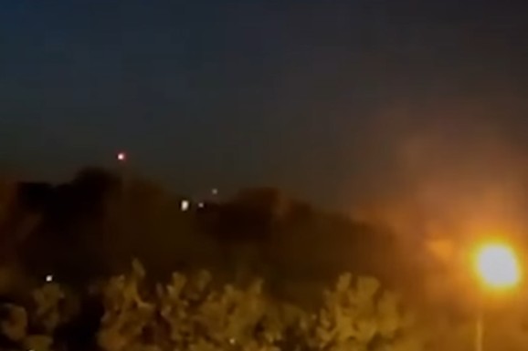 PRVI SNIMCI NAPADA IZRAELA NA IRAN Ispaljene rakete, nebo svetli, čuju se eksplozije (VIDEO)