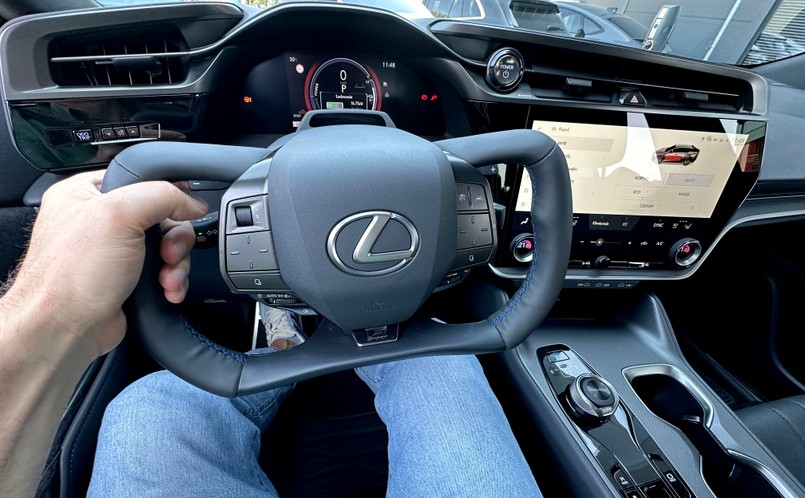 Nowy Lexus RZ 550e F SPORT