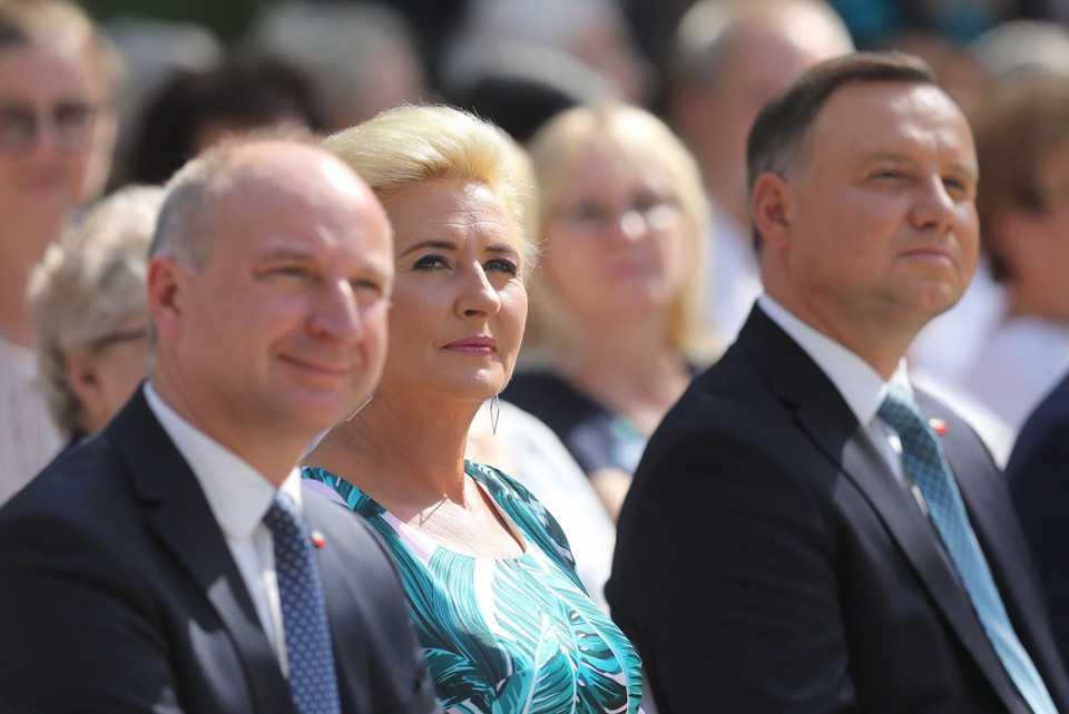 Narodowe czytanie "Balladyny" Juliusza Słowackiego w Ogrodzie Saskim. Na zdjęciu: Agata Duda, Andrzej Duda i Wojciech Kolarski,