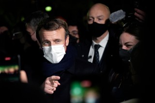Macron walczy o zaszczepionych