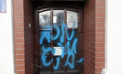 Zatrzymano sprawców zniszczenia drzwi do biur posłów PiS. To... małżeństwo. Jak się tłumaczy?