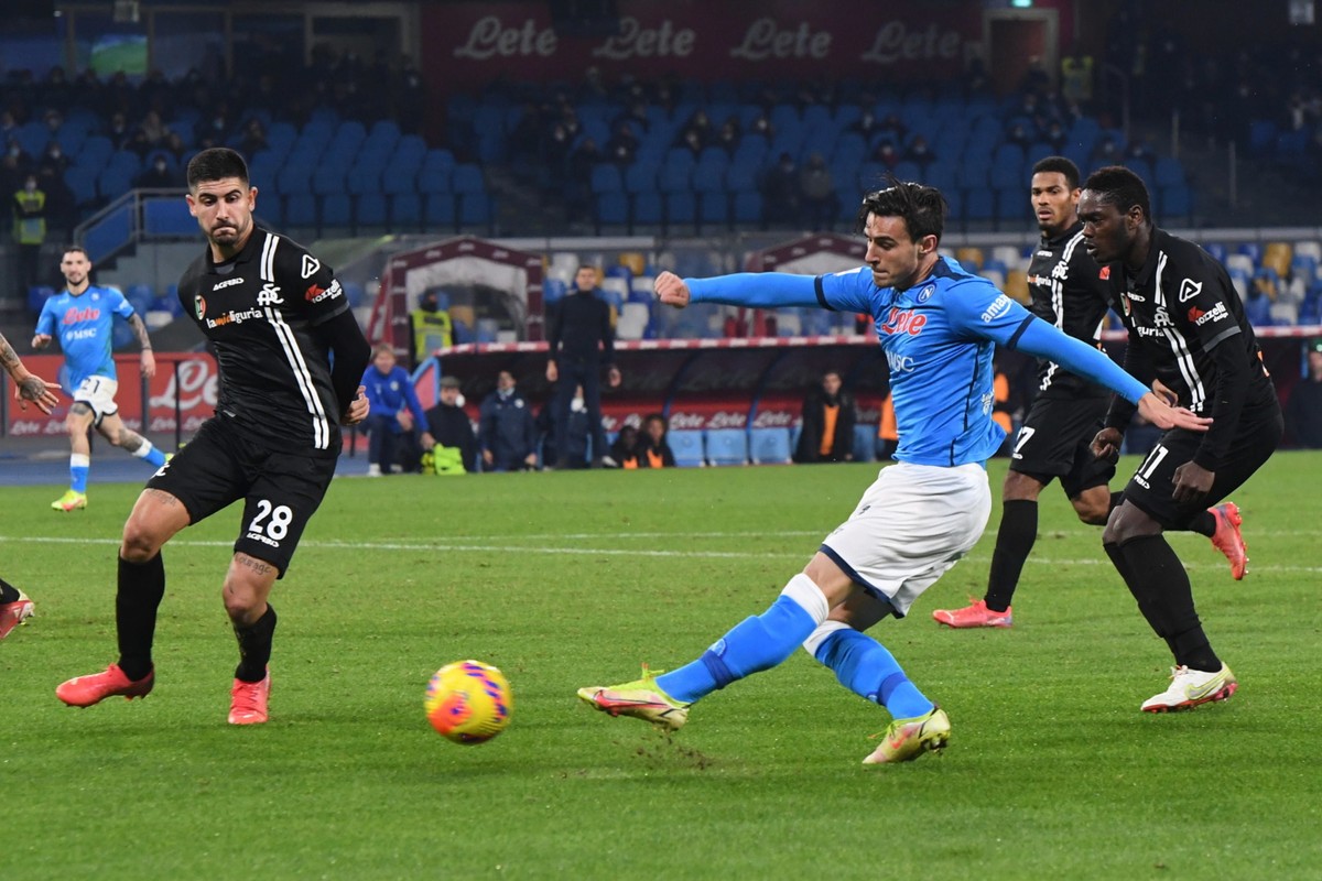 Piłkarz SSC Napoli Eljif Elmas podczas meczu ze Spezią