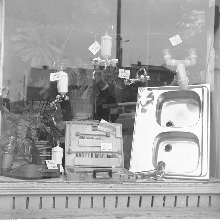 Witryna skarszewskiego sklepu. Widoczne m.in.: zlew, baterie, zestaw lutowniczy, zestaw do gwintowania (1974)