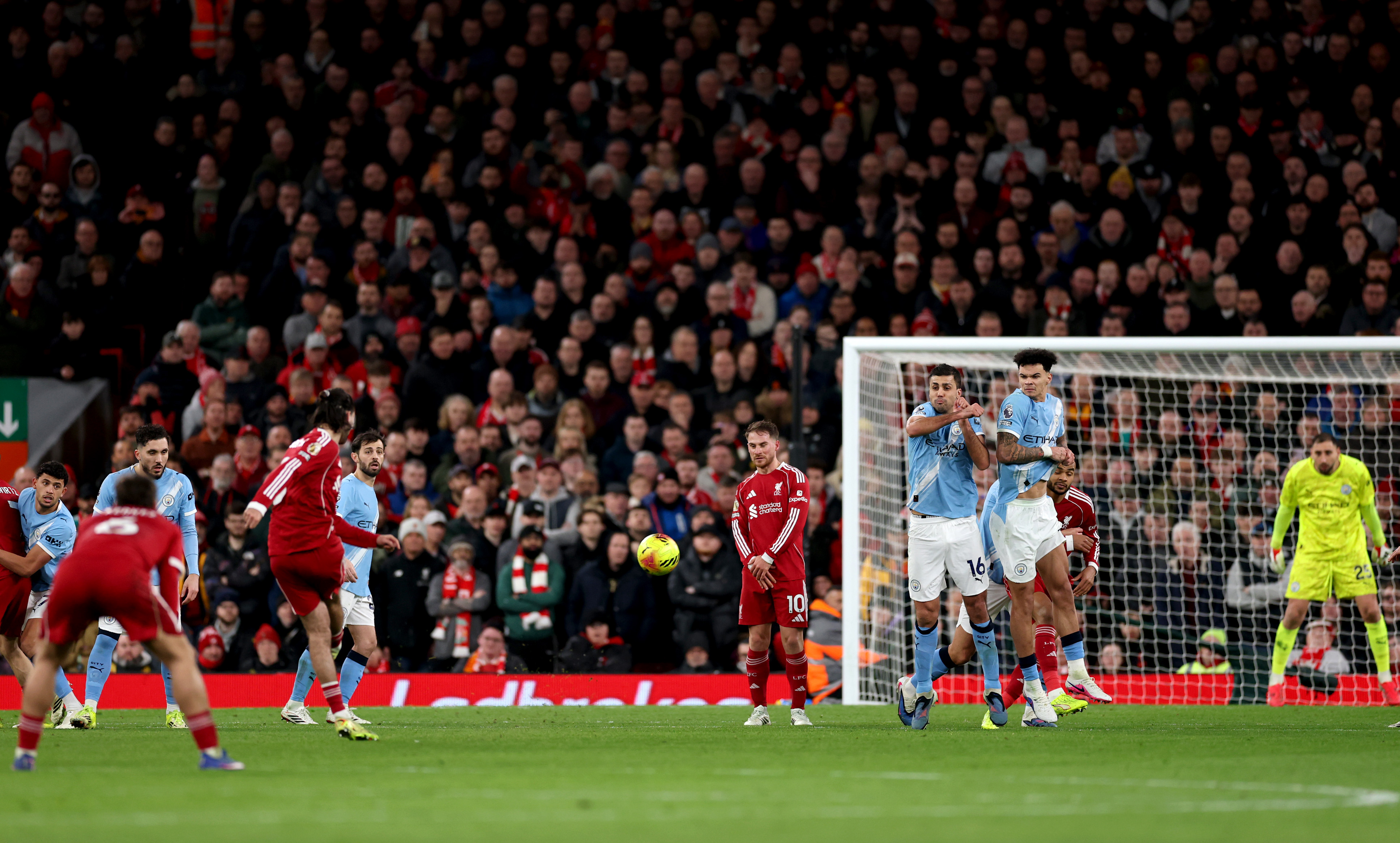 City renverse Liverpool dans le temps additionnel et signe une victoire historique à Anfield