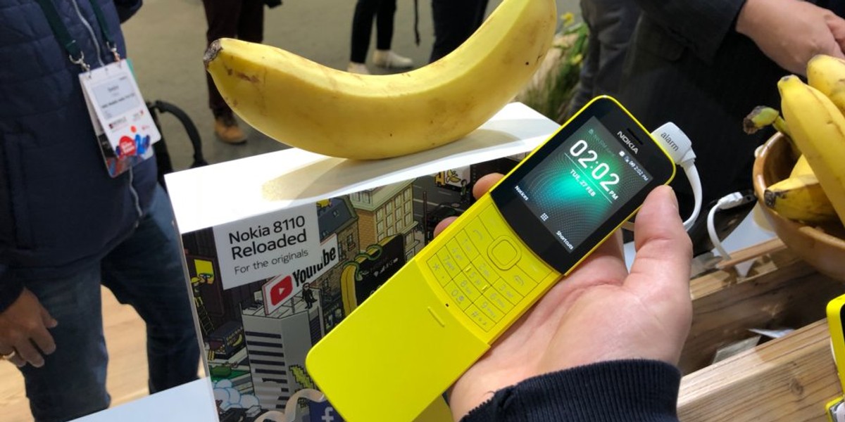 Nokia 8110 przez swój zakrzwiony kształt nazywana była bananem. Teraz doszedł jeszcze żółty kolor