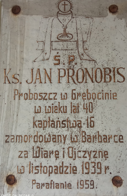 Tablica upamiętniająca ks. Jana Pronobisa w kościele w Grębocinie.