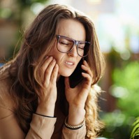 Mellékhatás: kiderült, hogyan hat a telefonozás és a stressz szájüreg egészségére