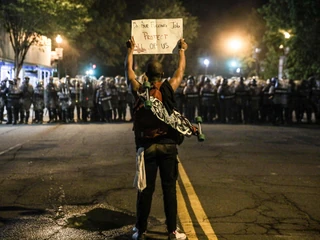 Przez Stany Zjednoczone przetoczyły się gwałtowne protesty po śmierci George'a Floyda, nieuzbrojonego czarnoskórego mężczyzny. Floyd zmarł w wyniku brutalnego zatrzymania przeprowadzonego przez białego policjanta. Waszyngton, 1.06.2020