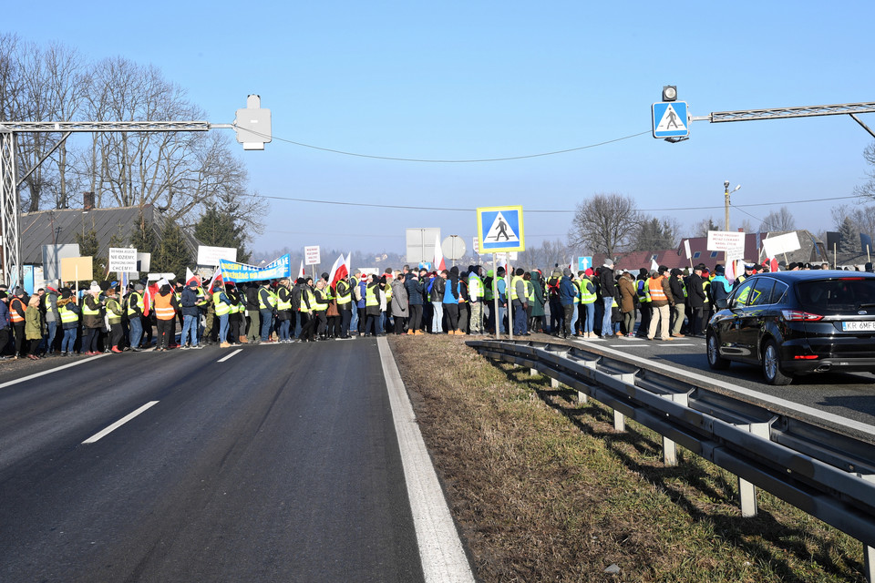 Blokada zakopianki w Krzyszkowicach, w ramach akcji "Wyjdźmy na pasy. Chcemy bezpiecznie żyć"