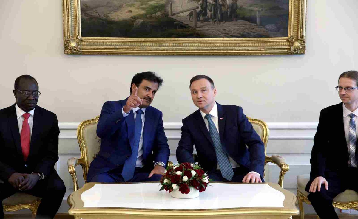 Prezydent Andrzej Duda i emir Kataru Tamim ibn Hamad Al Sani przed rozpoczęciem rozmów w cztery oczy w Pałacu Prezydenckim w Warszawie