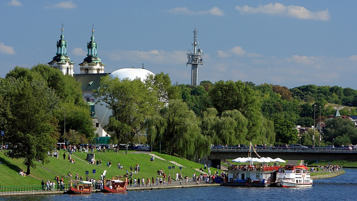 Plaża, hostele na wodzie, statki, tramwaj wodny, barki restauracyjne, basen, a także balon widokowy - wiele atrakcji czeka na mieszkańców oraz turystów nad Wisłą i nie tylko na jej odcinku pod Wawelem - czytamy w dzisiejszym Dzienniku Polskim.