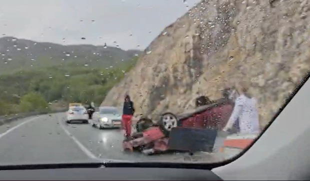 Prevrnuo se automobil na magistralnom putu kod Šavnika
