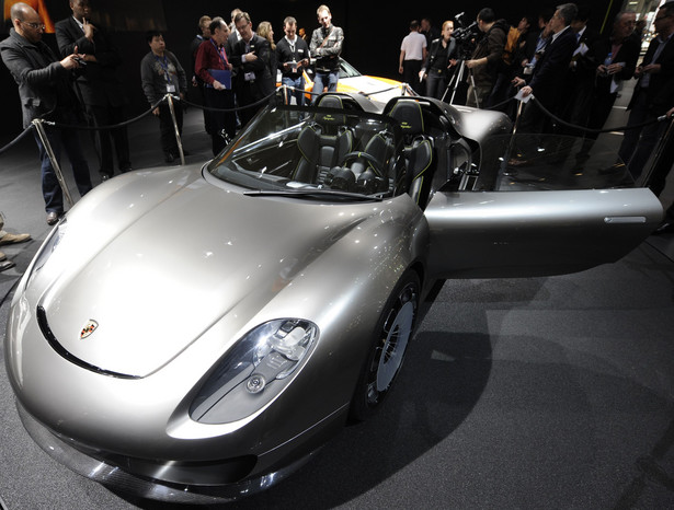 pyder 918-najnowszy model Porsche, który do 100 km/h rozpędza się w 3,2 sekundy, może kosztować nawet 630 tys. dolarów (500 tys. euro) przewyższając cenowo model Carrera GT z najbogatszym wyposażeniem, twierdzą pracownicy Porsche blisko powiązani ze sprawą - podaje agencja Bloomberg.