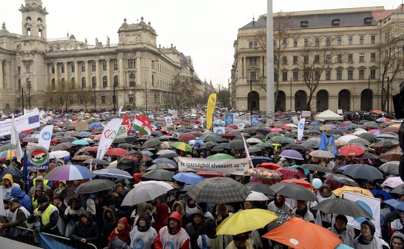 WIELKA MANIFSTACJA PRZECIW REFORMOM ORBANA