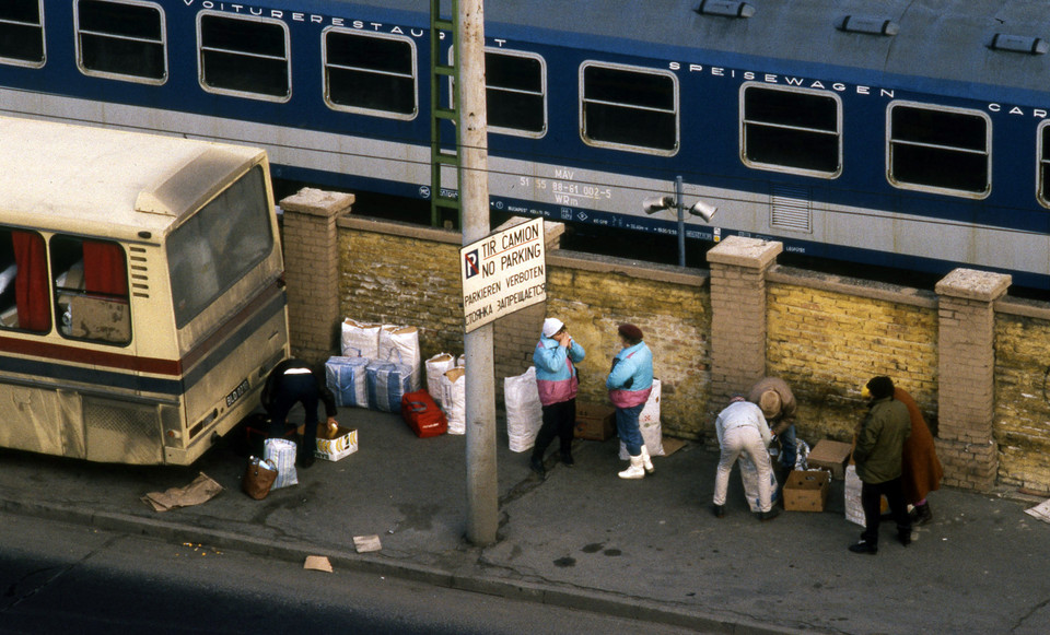 Okolice placu targowego przy Dworcu Wschodnim, Kerepesi út, Budapeszt, 1989 r.