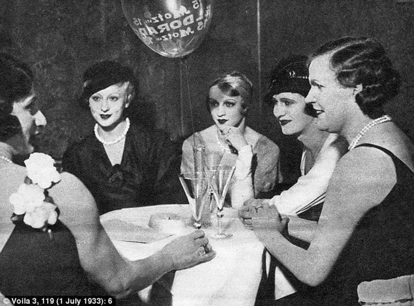 Transvestiti uživaju u ispijanju pića u najpopularnijem baru u Vajmarskoj republici, "El Dorado." Ovaj klub nije bio skriven, već jedan od naposećenijih, a ludovanje do ranih jutranjih časova bilo je obavezno. (Foto: Voila 3)