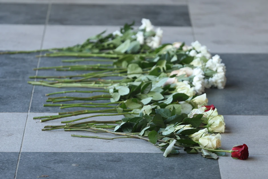 Na jednom od suđenja ispred Palate pravde ostavljeno je cveće za ubijene u Ribnikaru