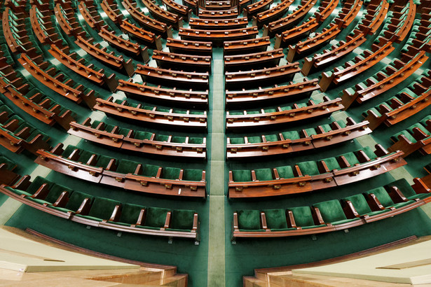 Fotele na sali plenarnej Sejmu
