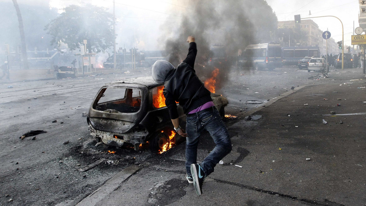 Światem wstrząsnęły dzisiaj protesty oburzonych, które odbyły się w ponad 950 miastach w ponad 80 krajach, także w polskiej stolicy. Ruch "oburzonych" narodził się przed pięcioma miesiącami w Hiszpanii w rezultacie kryzysu finansowego, a ostatnio rozszerzył na inne kraje. Hasło manifestacji to "Zjednoczeni dla globalnej zmiany". Protestujący rozpoczęli swoją walkę przeciwko bankierom, finansistom i politykom, oskarżanym o zrujnowanie światowej gospodarki. W Rzymie doszło do rękoczynów i aktów wandalizmu.