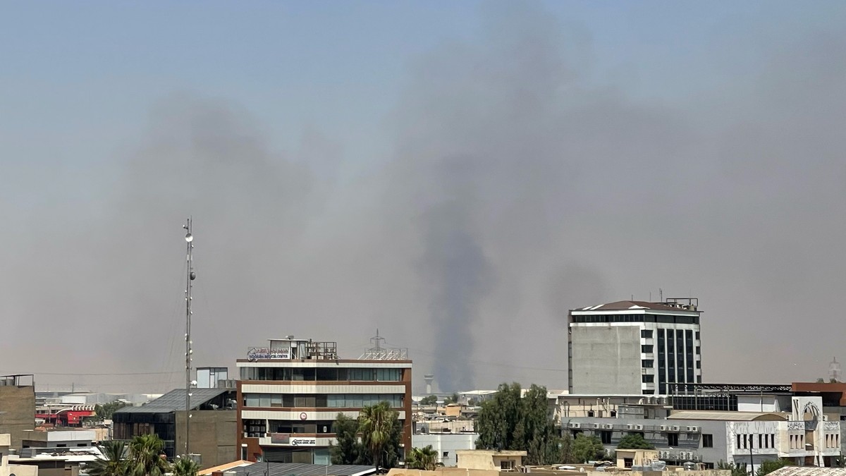 Dim nakon eksplozija blizu vojne baze sa američkim snagama u Irbilu, Irak, 24. jula