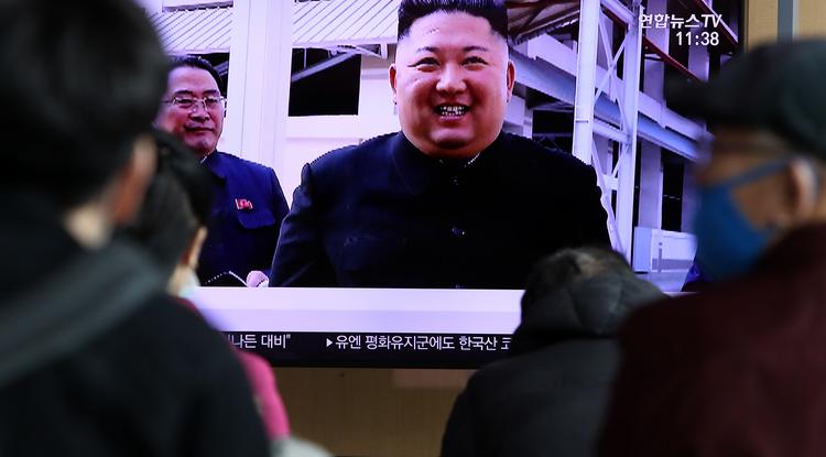 Dél-Korea fővárosában, Szöulban híradót néznek az emberek május 1-jén, a programban feltűnik az észak-koreai diktátor, Kim Dzsongun 