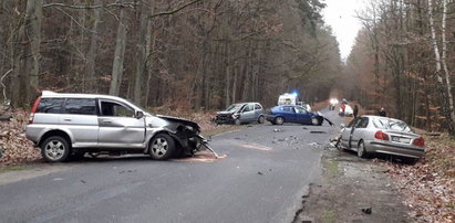 Poważny wypadek w Iławie. Zderzyły się cztery samochody, cztery osoby trafiły do szpitala