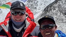 Elindult a magyar hegymászó a Himalája csúcsára: ekkor hódíthatja meg a világ tetejét