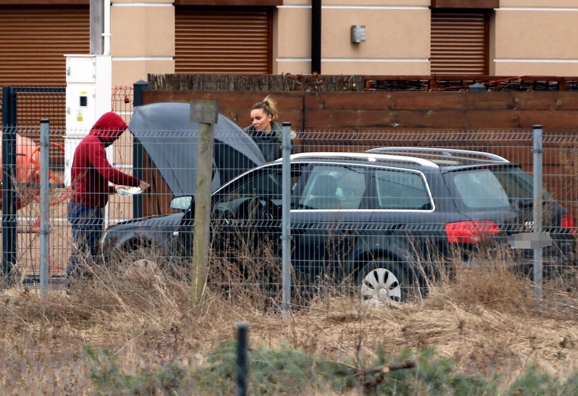 Agnieszka Włodarczyk z nowym mężczyzną przy samochodzie