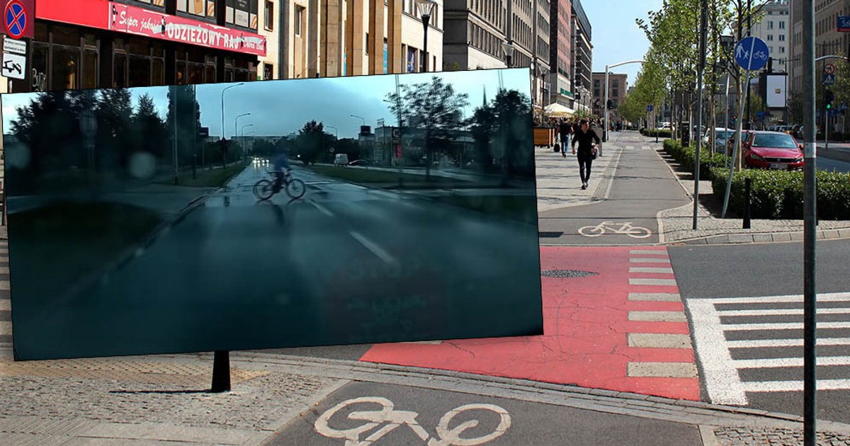 Kierowca dał szkołę rowerzyście na przejeździe. Ten nie znał przepisów jak... większość [WIDEO]