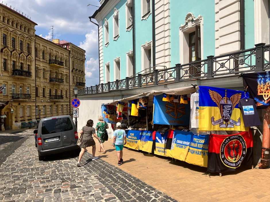 Suverniri sa ukrajinskim simbolima prodaju se na najposećenijim lokacijama u Kijevu