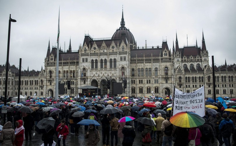 WIELKA MANIFSTACJA PRZECIW REFORMOM ORBANA