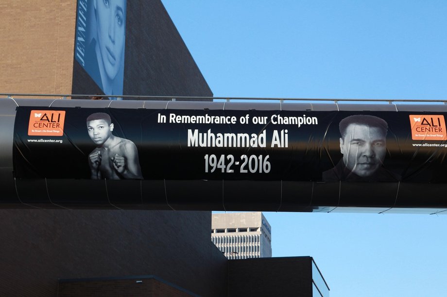 Baner z pożegnalnym napisem przed Muhammad Ali Center