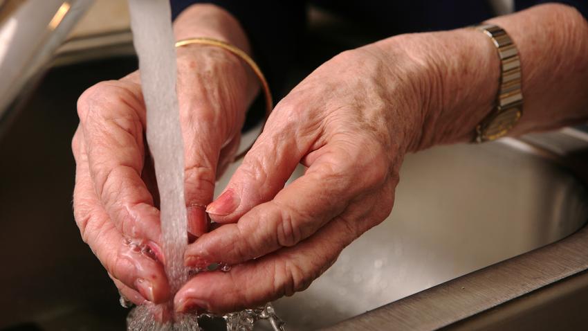 GettyImages-idős nő, kézmosás
