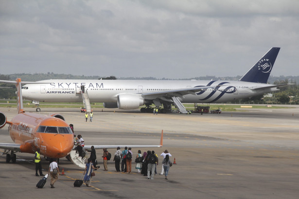 Boeing 777 linii Air France na lotnisku w Mombasie.