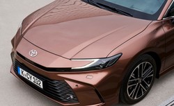 Nowa Toyota Camry ma 230 KM i spala 4,8 l na 100 km. Cena hitem