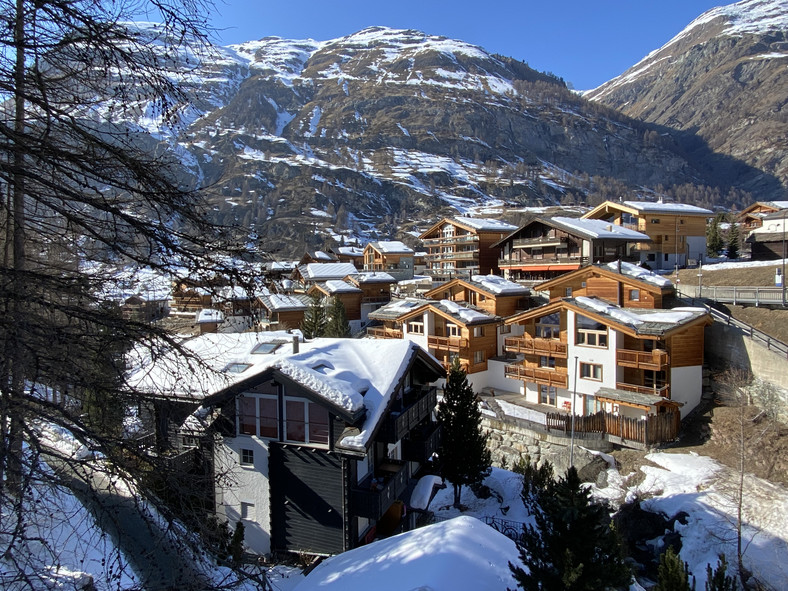 Wszystkie domki w Zermatcie projektowane są według podobnego wzoru