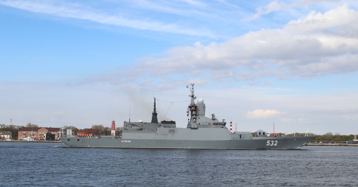 Rosyjska defilada pod nosem NATO. Płynie statek pełen broni