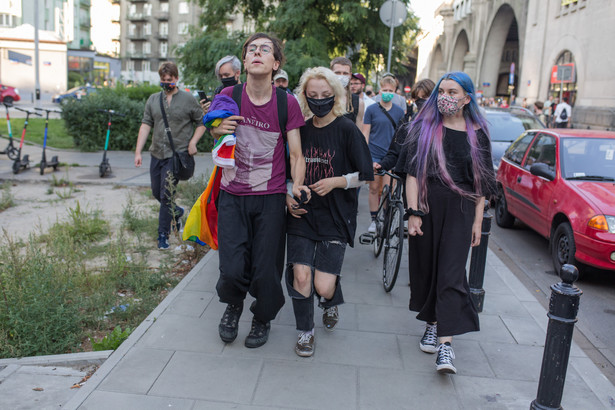 07.08.2020 Warszawa . ulica Solec . Blokada aresztowania aktywistki KPH . nz Margot i Lania z kolektyw " Stop Bzdurom " Fot. Adam Stepien / Agencja Gazeta